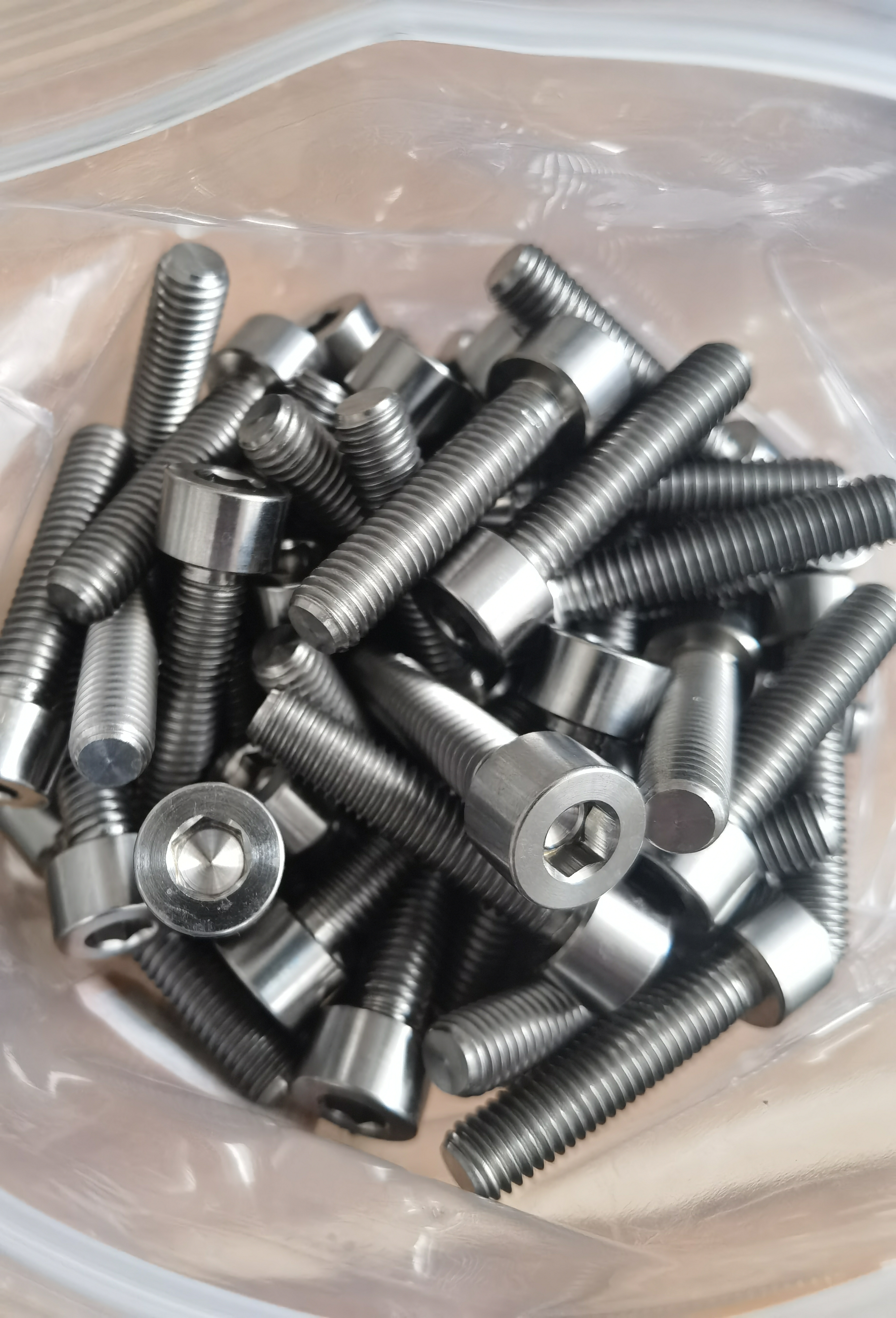 Vis d'assemblage à tête à six pans creux en titane DIN912 GR5